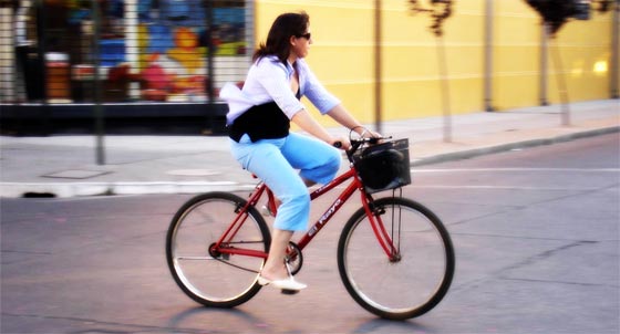 Mujer en bicicleta al trabajo
