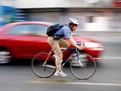 Bicicleta de ruta en el tráfico urbano