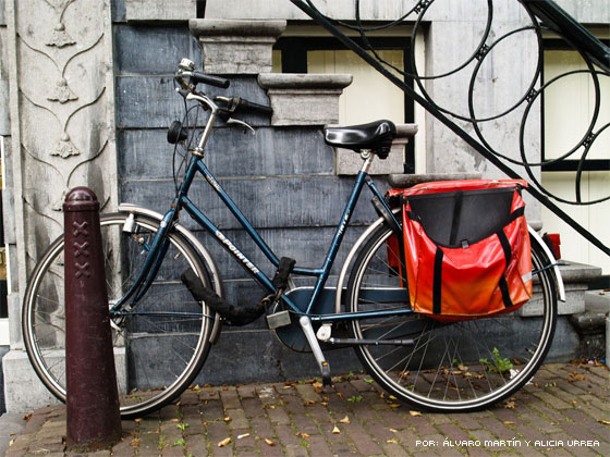 Bicicleta clÃ¡sica con alforjas rojas