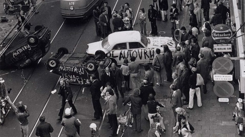 Protesta en Holanda con autos volcados