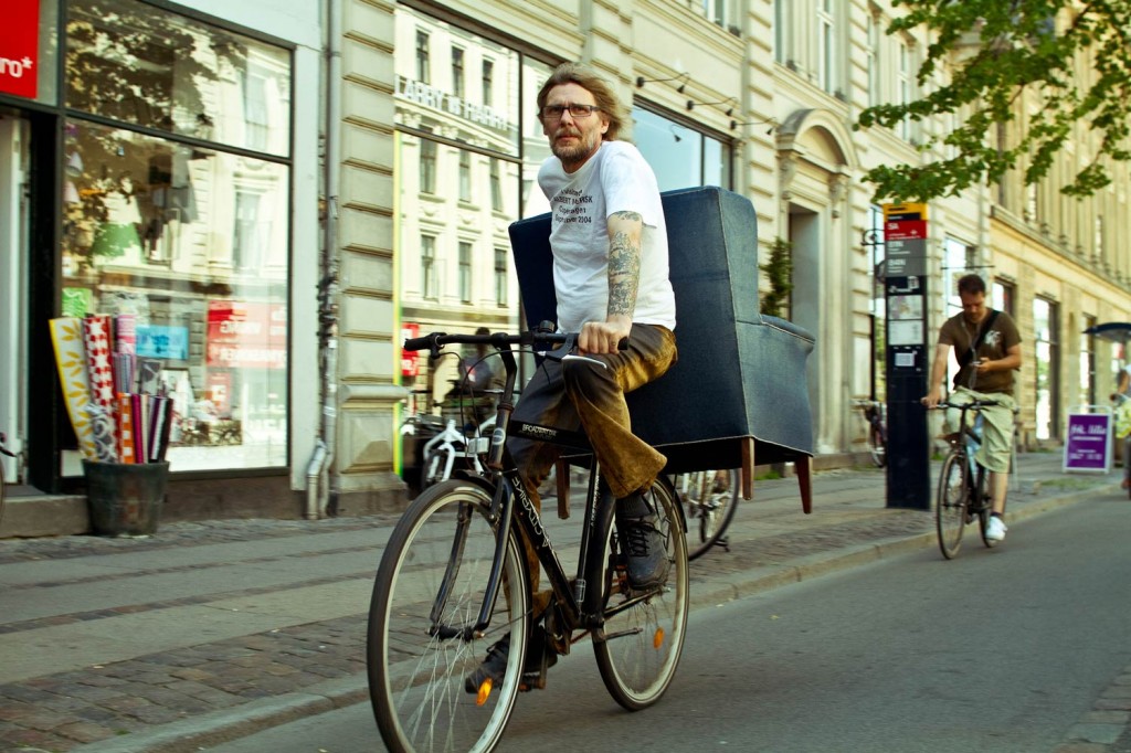Un hombre danés pedalea transportando un sillón