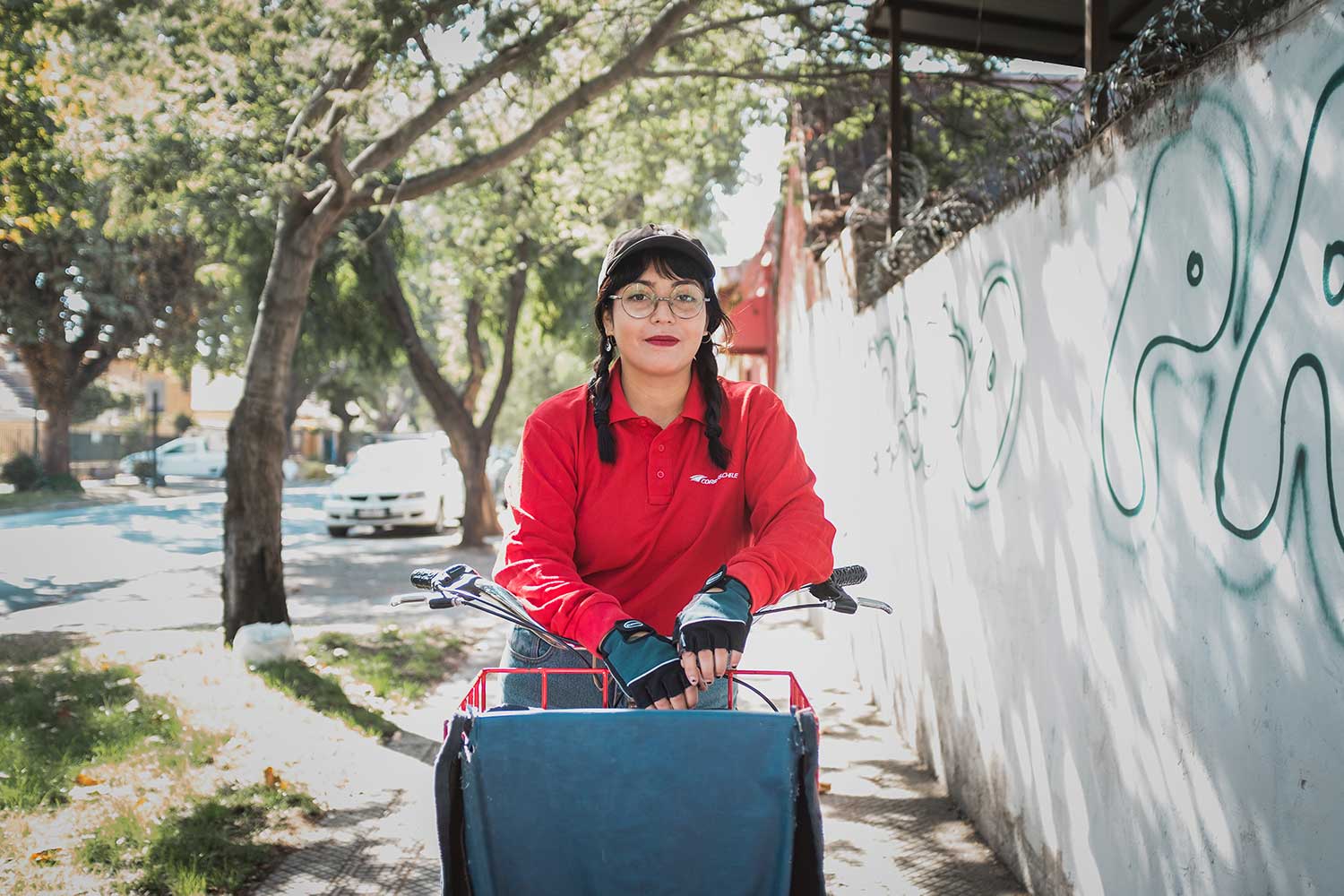 Camila posa con su bicicleta de correos