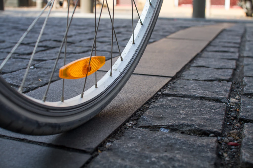 Detalle de un neumático de bicicleta rodando sobre la baldosa pulida